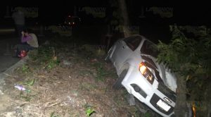 Familia se salva de morir; auto se sale de la carretera