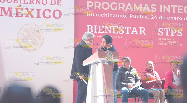 Joven burla seguridad en evento de AMLO en Huauchinango, Puebla