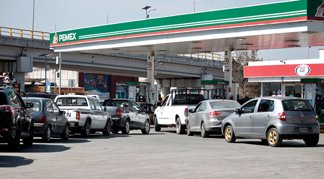 Filas de hasta 4 horas y molestia de ciudadanos: el desabasto de gasolinas cumple ya una semana