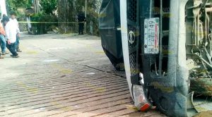 Aparatosa volcadura de camioneta en Mecatlan Aparatosa volcadura de camioneta en Mecatlan