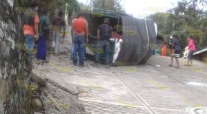 Aparatosa volcadura de camioneta en Mecatlan Aparatosa volcadura de camioneta en Mecatlan