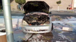 Automóvil se incendia en estacionamiento de Martínez de la Torre