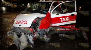 Brutal impacto a taxi sobre el bulevar Central Poniente de Poza Rica