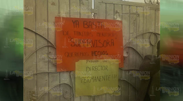 Padres de familia toman escuela en Cerro Azul