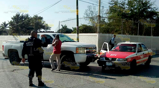 Camioneta y taxi chocan en Tuxpan Camioneta y taxi chocan en Tuxpan