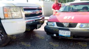 Camioneta y taxi chocan en Tuxpan Camioneta y taxi chocan en Tuxpan