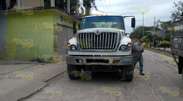 Camión de carga pesada provoca accidente por alcance Camión de carga pesada provoca accidente por alcance (1)
