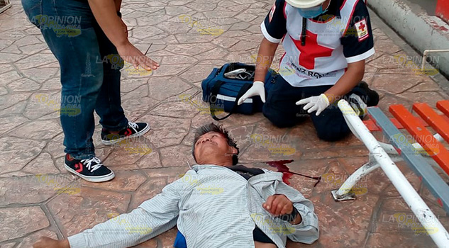Casi se mata en caída frente al ayuntamiento de Cerro Azul Casi se mata en caída frente al ayuntamiento de Cerro Azul
