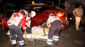 Choca contra dos autos estacionados, dos lesionados Choca contra dos autos estacionados, dos lesionados
