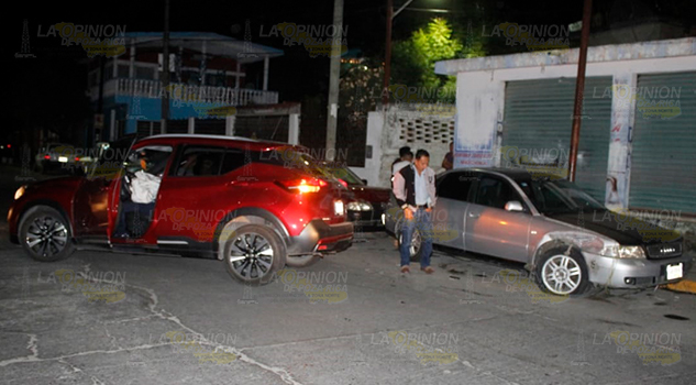 Choca contra dos autos estacionados, dos lesionados Choca contra dos autos estacionados, dos lesionados