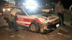Mujer lesionada en choque entre taxi y particular Mujer lesionada en choque entre taxi y particular