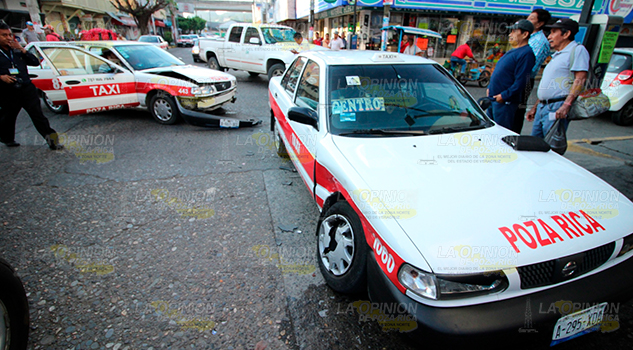 Choque de taxis en el centro de Poza Rica deja 3 lesionados