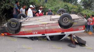 Cinco lesionados al volcar taxi en Vista Hermosa Cinco lesionados al volcar taxi en Vista Hermosa