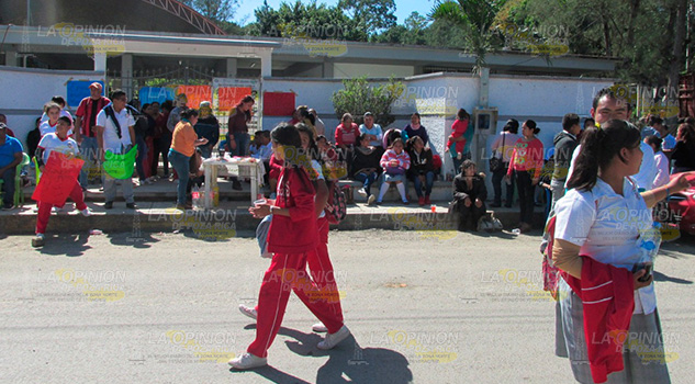 Continúa conflicto en escuela de Mequetla
