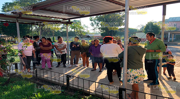 Maestros de la secundaria técnica #48 de Coyutla le niegan la entrada a la Directora