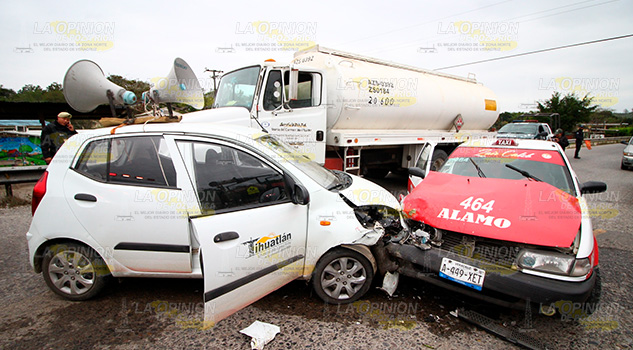 Destroza vehículo oficial, se quedó dormido en la México -Tuxpan Destroza vehículo oficial, se quedó dormido en la México -Tuxpan