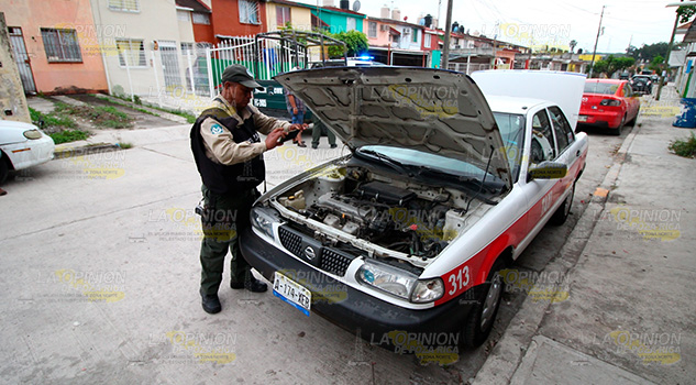 Desvalijan taxi en el fraccionamiento Kawatzin Desvalijan taxi en el fraccionamiento Kawatzin