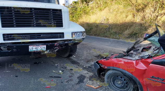 Invade carril y choca contra camión de redilas por poco pierden la vida