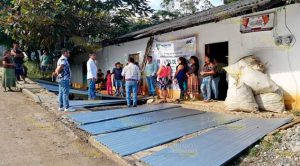 Entregan paquetes de vivienda a habitantes de Chumatlan Entregan paquetes de vivienda a habitantes de Chumatlan