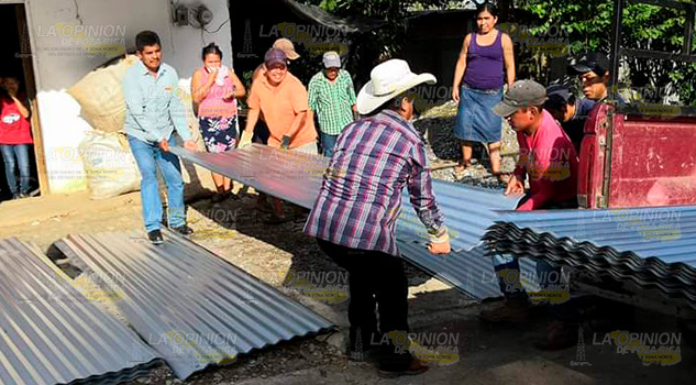 Entregan paquetes de vivienda a habitantes de Chumatlan Entregan paquetes de vivienda a habitantes de Chumatlan