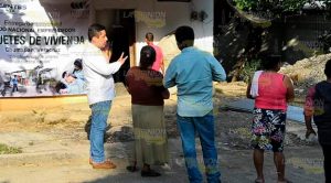 Entregan paquetes de vivienda a habitantes de Chumatlan Entregan paquetes de vivienda a habitantes de Chumatlan