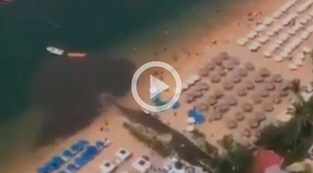 Graban a hoteleros de Acapulco descargando aguas negras al mar Graban a hoteleros de Acapulco descargando aguas negras al mar