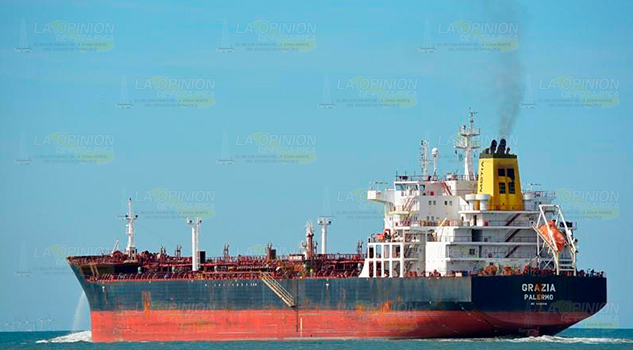 LENTA DESCARGA DE COMBUSTIBLE EN TUXPAN LENTA DESCARGA DE COMBUSTIBLE