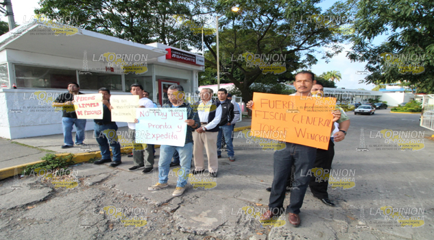 Toman Fiscalías en Poza Rica y Papantla, ciudadanos piden salida de Winkcler
