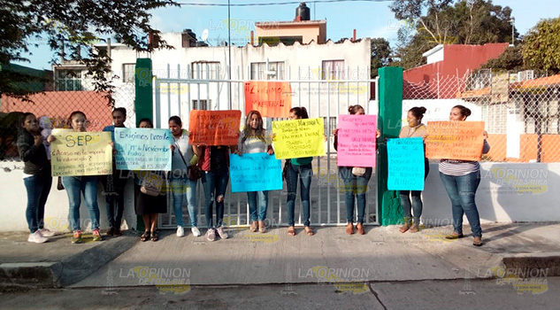 Manifestación de madres de familia ante falta de educadora en Misantla Mayra Janeth Mercado Méndez, señalo que lo que pasa a que desde el 14 de noviembre se le dio el cambio la
