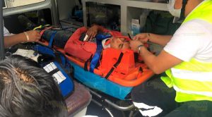 Moto repartidor lesionado al chocar contra Jetta |Moto repartidor lesionado al chocar contra Jetta