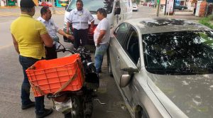 Moto repartidor lesionado al chocar contra Jetta Moto repartidor lesionado al chocar contra Jetta