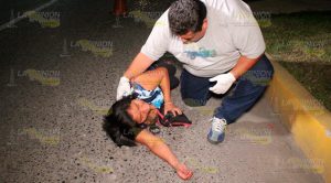 Mujer es atropellada por motociclista en la colonia Cazones Mujer es atropellada por motociclista en la colonia Cazones