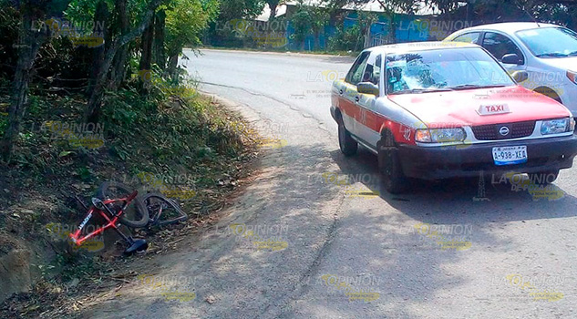 Niño resulta lesionado tras impactar su bicicleta contra un taxi Niño resulta lesionado tras impactar su bicicleta contra un taxi