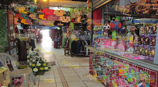 Vendedores de juguetes a la espera de los Reyes Magos
