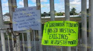 Padres de familia exigen completar plantilla de docentes Padres de familia exigen completar plantilla de docentes