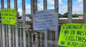 Padres de familia exigen completar plantilla de docentes Padres de familia exigen completar plantilla de docentes