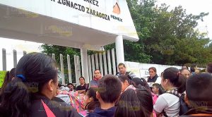 Padres de familia exigen completar plantilla de docentes Padres de familia exigen completar plantilla de docentes