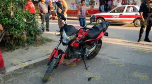 Pareja en motocicleta es impactada por particular en Tuxpan Pareja en motocicleta es impactada por particular en Tuxpan