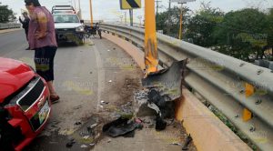 Particular se impacta en una luminaria en Tuxpan Particular se impacta en una luminaria en Tuxpan