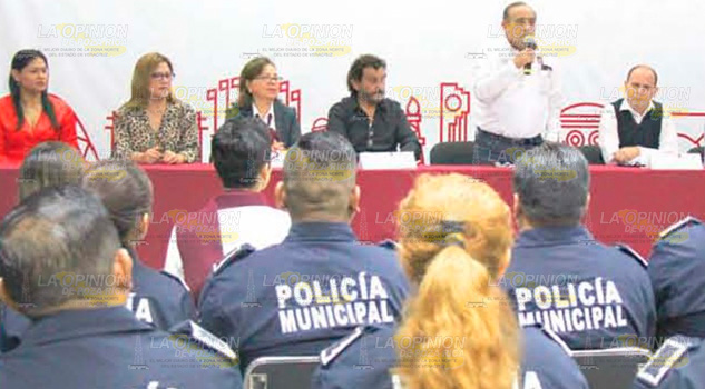 Reconocen a policías en Poza Rica Reconocen a policías en Poza Rica