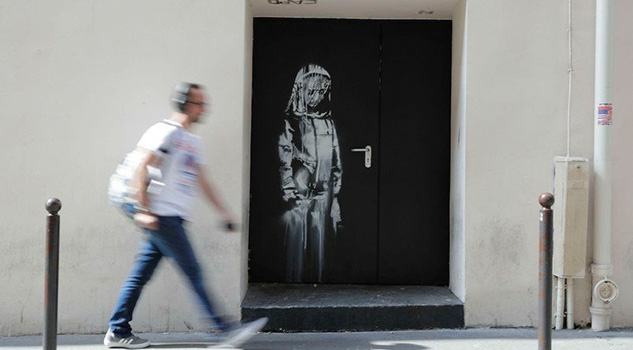 Roban puerta con mural de Banksy en París Roban puerta con mural de Banksy en París