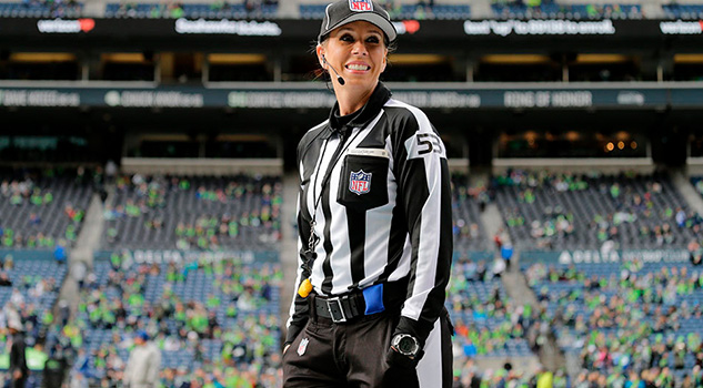 Sarah Thomas será la primera mujer árbitro en los playoffs de la NFL Sarah Thomas será la primera mujer árbitro en los playoffs de la NFL