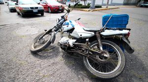 Taxista atropella a comerciante motociclista y huye Taxista atropella a comerciante motociclista y huye