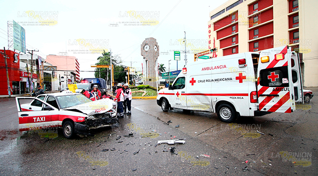Taxista impacta a una ambulancia en Poza Rica Taxista impacta a una ambulancia en Poza Rica
