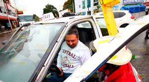 Taxista impacta a una ambulancia en Poza Rica Taxista impacta a una ambulancia en Poza Rica