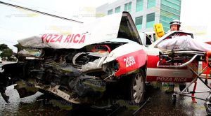 Taxista impacta a una ambulancia en Poza Rica Taxista impacta a una ambulancia en Poza Rica