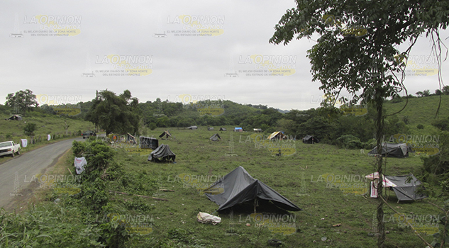 Denuncian a los invasores en Tihuatlán