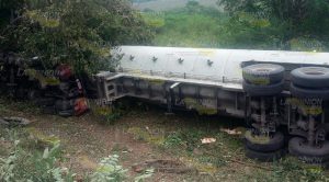 Vuelca camión cisterna sobre la carretera Tihuatlán - Álamo Vuelca camión cisterna sobre la carretera Tihuatlán - Álamo