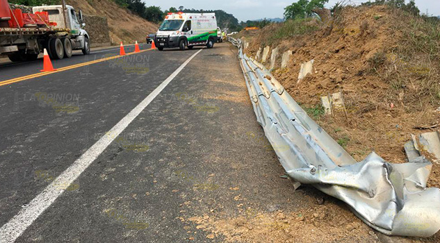 Vuelca tráiler cargado con cerdos sobre la Tuxpan - Totomoxtle Vuelca tráiler cargado con cerdos sobre la Tuxpan - Totomoxtle