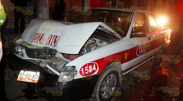 Taxista se duerme al volante